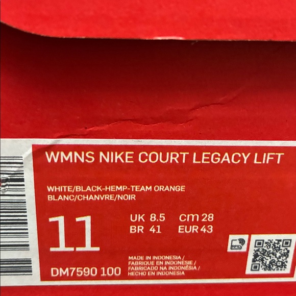 Nike White Black Women's Athletic Shoes - Picture 8 of 8